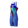 O Fato de Banho Competição Mulher Speedo Fastskin LZR Pure Valor 2.0 Azul Multi Cor Costas Fechadas apresenta a mais recente evolução, desenvolvido por nadadores para nadadores. Feito de material leve com compressão moderada e construído para suportar uma maior amplitude de movimento. O Fato de Banho Competição Mulher Speedo Fastskin LZR Pure Valor 2.0 inclui uma costura interna compressiva na perna, projetada para um melhor suporte muscular, e possui um novo acabamento repelente à água de longa duração. A dupla camada ao redor dos abdominais oferece maior estabilidade do core, para que obtenha o melhor do seu nado. O design openback oferece liberdade de movimento e pode ser preferido por nadadores com costas arqueadas. Este produto foi totalmente aprovado pela FINA.