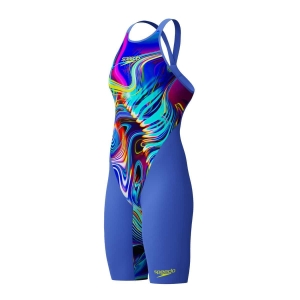 O Fato de Banho Competição Mulher Speedo Fastskin LZR Pure Valor 2.0 Azul Multi Cor Costas Fechadas apresenta a mais recente evolução, desenvolvido por nadadores para nadadores. Feito de material leve com compressão moderada e construído para suportar uma maior amplitude de movimento. O Fato de Banho Competição Mulher Speedo Fastskin LZR Pure Valor 2.0 inclui uma costura interna compressiva na perna, projetada para um melhor suporte muscular, e possui um novo acabamento repelente à água de longa duração. A dupla camada ao redor dos abdominais oferece maior estabilidade do core, para que obtenha o melhor do seu nado. O design openback oferece liberdade de movimento e pode ser preferido por nadadores com costas arqueadas. Este produto foi totalmente aprovado pela FINA.