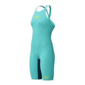 O Fato de Banho Competição Mulher Speedo Fastskin LZR Pure Valor 2.0 Artic Glass Costas Fechadas apresenta a mais recente evolução, desenvolvido por nadadores para nadadores. Feito de material leve com compressão moderada e construído para suportar uma maior amplitude de movimento. O Fato de Banho Competição Mulher Speedo Fastskin LZR Pure Valor 2.0 inclui uma costura interna compressiva na perna, projetada para um melhor suporte muscular, e possui um novo acabamento repelente à água de longa duração. A dupla camada ao redor dos abdominais oferece maior estabilidade do core, para que obtenha o melhor do seu nado. O design openback oferece liberdade de movimento e pode ser preferido por nadadores com costas arqueadas. Este produto foi totalmente aprovado pela FINA.