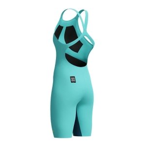 8-1585918470-vi O Fato de Banho Competição Mulher Speedo Fastskin LZR Pure Valor 2.0 apresenta a mais recente evolução, desenvolvido por nadadores para nadadores. Feito de material leve com compressão moderada e construído para suportar uma maior amplitude de movimento. O Fato de Banho Competição Mulher Speedo Fastskin LZR Pure Valor 2.0 inclui uma costura interna compressiva na perna, projetada para um melhor suporte muscular, e possui um novo acabamento repelente à água de longa duração. A dupla camada ao redor dos abdominais oferece maior estabilidade do core, para que obtenha o melhor do seu nado. O design openback oferece liberdade de movimento e pode ser preferido por nadadores com costas arqueadas. Este produto foi totalmente aprovado pela FINA.