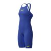 O Fato de Banho Competição Mulher Speedo Fastskin LZR Pure Valor 2.0 Azul Costas Fechadas apresenta a mais recente evolução, desenvolvido por nadadores para nadadores. Feito de material leve com compressão moderada e construído para suportar uma maior amplitude de movimento. O Fato de Banho Competição Mulher Speedo Fastskin LZR Pure Valor 2.0 inclui uma costura interna compressiva na perna, projetada para um melhor suporte muscular, e possui um novo acabamento repelente à água de longa duração. A dupla camada ao redor dos abdominais oferece maior estabilidade do core, para que obtenha o melhor do seu nado. O design openback oferece liberdade de movimento e pode ser preferido por nadadores com costas arqueadas. Este produto foi totalmente aprovado pela FINA.