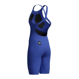 8-1585918475-vii O Fato de Banho Competição Mulher Speedo Fastskin LZR Pure Valor 2.0 apresenta a mais recente evolução, desenvolvido por nadadores para nadadores. Feito de material leve com compressão moderada e construído para suportar uma maior amplitude de movimento. O Fato de Banho Competição Mulher Speedo Fastskin LZR Pure Valor 2.0 inclui uma costura interna compressiva na perna, projetada para um melhor suporte muscular, e possui um novo acabamento repelente à água de longa duração. A dupla camada ao redor dos abdominais oferece maior estabilidade do core, para que obtenha o melhor do seu nado. O design openback oferece liberdade de movimento e pode ser preferido por nadadores com costas arqueadas. Este produto foi totalmente aprovado pela FINA.