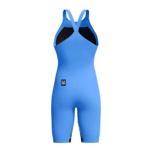 O Fato de Banho Competição Mulher Speedo Fastskin LZR Pure Valor 2.0 apresenta a mais recente evolução, desenvolvido por nadadores para nadadores. Feito de material leve com compressão moderada e construído para suportar uma maior amplitude de movimento. O Fato de Banho Competição Mulher Speedo Fastskin LZR Pure Valor 2.0 inclui uma costura interna compressiva na perna, projetada para um melhor suporte muscular, e possui um novo acabamento repelente à água de longa duração. A dupla camada ao redor dos abdominais oferece maior estabilidade do core, para que obtenha o melhor do seu nado. O design openback oferece liberdade de movimento e pode ser preferido por nadadores com costas arqueadas. Este produto foi totalmente aprovado pela FINA.