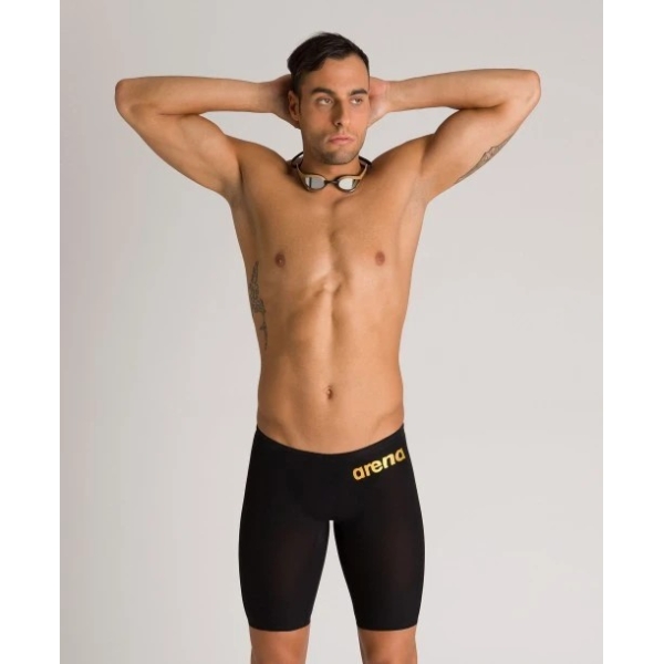 001130-553 A sua experiência de competição vai ficar ainda mais rápida com o Fato de Banho Homem Arena Powerskin Carbon Air2 Aprovado World Aquatics. O nosso mais recente fato técnico para homens apresenta uma inovadora construção externa de peça única e um novo design de forro, garantindo máxima velocidade, conforto e flexibilidade. Tal como os nossos clássicos fatos de banho Carbon Air, é fabricado com um tecido ultraleve e conta com bandas de carbono horizontais para uma compressão muscular inteligente. Este modelo, aprovado pela FINA, molda o corpo numa forma hidrodinâmica desde a cintura até aos joelhos, sem costuras, eliminando atrito e resistência na água. Os nadadores de elite adoram este fato pela sua facilidade de uso, liberdade total de movimento e sensação de segunda pele.