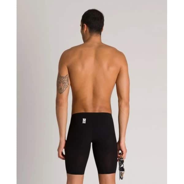 001130-553 i A sua experiência de competição vai ficar ainda mais rápida com o Fato de Banho Homem Arena Powerskin Carbon Air2 Aprovado World Aquatics. O nosso mais recente fato técnico para homens apresenta uma inovadora construção externa de peça única e um novo design de forro, garantindo máxima velocidade, conforto e flexibilidade. Tal como os nossos clássicos fatos de banho Carbon Air, é fabricado com um tecido ultraleve e conta com bandas de carbono horizontais para uma compressão muscular inteligente. Este modelo, aprovado pela FINA, molda o corpo numa forma hidrodinâmica desde a cintura até aos joelhos, sem costuras, eliminando atrito e resistência na água. Os nadadores de elite adoram este fato pela sua facilidade de uso, liberdade total de movimento e sensação de segunda pele.