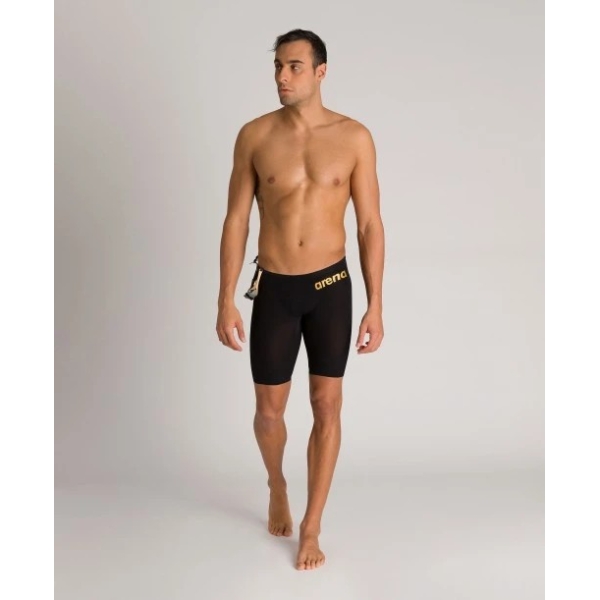 001130-553 ii A sua experiência de competição vai ficar ainda mais rápida com o Fato de Banho Homem Arena Powerskin Carbon Air2 Aprovado World Aquatics. O nosso mais recente fato técnico para homens apresenta uma inovadora construção externa de peça única e um novo design de forro, garantindo máxima velocidade, conforto e flexibilidade. Tal como os nossos clássicos fatos de banho Carbon Air, é fabricado com um tecido ultraleve e conta com bandas de carbono horizontais para uma compressão muscular inteligente. Este modelo, aprovado pela FINA, molda o corpo numa forma hidrodinâmica desde a cintura até aos joelhos, sem costuras, eliminando atrito e resistência na água. Os nadadores de elite adoram este fato pela sua facilidade de uso, liberdade total de movimento e sensação de segunda pele.