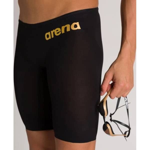 001130-553 iv A sua experiência de competição vai ficar ainda mais rápida com o Fato de Banho Homem Arena Powerskin Carbon Air2 Aprovado World Aquatics. O nosso mais recente fato técnico para homens apresenta uma inovadora construção externa de peça única e um novo design de forro, garantindo máxima velocidade, conforto e flexibilidade. Tal como os nossos clássicos fatos de banho Carbon Air, é fabricado com um tecido ultraleve e conta com bandas de carbono horizontais para uma compressão muscular inteligente. Este modelo, aprovado pela FINA, molda o corpo numa forma hidrodinâmica desde a cintura até aos joelhos, sem costuras, eliminando atrito e resistência na água. Os nadadores de elite adoram este fato pela sua facilidade de uso, liberdade total de movimento e sensação de segunda pele.