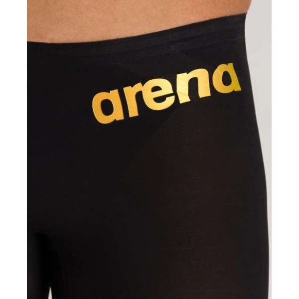 001130-553 v A sua experiência de competição vai ficar ainda mais rápida com o Fato de Banho Homem Arena Powerskin Carbon Air2 Aprovado World Aquatics. O nosso mais recente fato técnico para homens apresenta uma inovadora construção externa de peça única e um novo design de forro, garantindo máxima velocidade, conforto e flexibilidade. Tal como os nossos clássicos fatos de banho Carbon Air, é fabricado com um tecido ultraleve e conta com bandas de carbono horizontais para uma compressão muscular inteligente. Este modelo, aprovado pela FINA, molda o corpo numa forma hidrodinâmica desde a cintura até aos joelhos, sem costuras, eliminando atrito e resistência na água. Os nadadores de elite adoram este fato pela sua facilidade de uso, liberdade total de movimento e sensação de segunda pele.