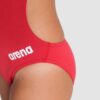 O Fato de Banho Menina Arena Team Swim Challenge para meninas tem alças finas e um grande recorte, para que a sua jovem atleta aquática se sinta em harmonia com a água. O nosso tecido MaxLife Eco, altamente resistente ao cloro, suporta horas de treino competitivo e mantém a sua forma por mais tempo. O estilo atlético definitivo que nunca sai de moda.