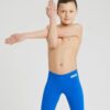 Apoie a paixão do seu filho pelos desportos aquáticos com o Fato de Banho Menino Arena Team Swim Solid, concebido para resistir a longas horas na piscina. O Fato de Banho Menino Arena Team Swim Solid é feito com um tecido produzido de forma responsável, oferecendo resistência superior ao cloro para manter a aparência de novo por mais tempo. Equipado com um cordão interno e forro frontal, este modelo sólido apresenta o nosso nome impresso em branco nítido na lateral.