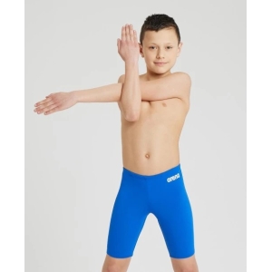 Apoie a paixão do seu filho pelos desportos aquáticos com o Fato de Banho Menino Arena Team Swim Solid, concebido para resistir a longas horas na piscina. O Fato de Banho Menino Arena Team Swim Solid é feito com um tecido produzido de forma responsável, oferecendo resistência superior ao cloro para manter a aparência de novo por mais tempo. Equipado com um cordão interno e forro frontal, este modelo sólido apresenta o nosso nome impresso em branco nítido na lateral.