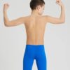 Apoie a paixão do seu filho pelos desportos aquáticos com o Fato de Banho Menino Arena Team Swim Solid, concebido para resistir a longas horas na piscina. O Fato de Banho Menino Arena Team Swim Solid é feito com um tecido produzido de forma responsável, oferecendo resistência superior ao cloro para manter a aparência de novo por mais tempo. Equipado com um cordão interno e forro frontal, este modelo sólido apresenta o nosso nome impresso em branco nítido na lateral.