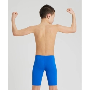 Apoie a paixão do seu filho pelos desportos aquáticos com o Fato de Banho Menino Arena Team Swim Solid, concebido para resistir a longas horas na piscina. O Fato de Banho Menino Arena Team Swim Solid é feito com um tecido produzido de forma responsável, oferecendo resistência superior ao cloro para manter a aparência de novo por mais tempo. Equipado com um cordão interno e forro frontal, este modelo sólido apresenta o nosso nome impresso em branco nítido na lateral.