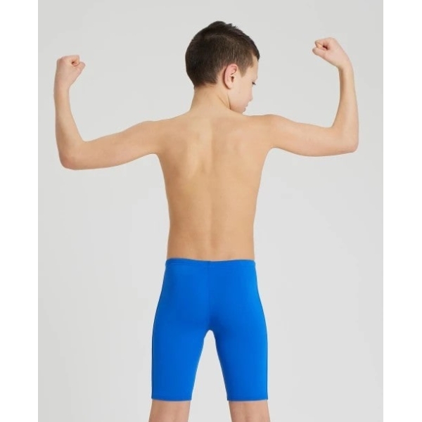 004772-720 i Apoie a paixão do seu filho pelos desportos aquáticos com o Fato de Banho Menino Arena Team Swim Solid, concebido para resistir a longas horas na piscina. O Fato de Banho Menino Arena Team Swim Solid é feito com um tecido produzido de forma responsável, oferecendo resistência superior ao cloro para manter a aparência de novo por mais tempo. Equipado com um cordão interno e forro frontal, este modelo sólido apresenta o nosso nome impresso em branco nítido na lateral.
