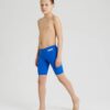 Apoie a paixão do seu filho pelos desportos aquáticos com o Fato de Banho Menino Arena Team Swim Solid, concebido para resistir a longas horas na piscina. O Fato de Banho Menino Arena Team Swim Solid é feito com um tecido produzido de forma responsável, oferecendo resistência superior ao cloro para manter a aparência de novo por mais tempo. Equipado com um cordão interno e forro frontal, este modelo sólido apresenta o nosso nome impresso em branco nítido na lateral.