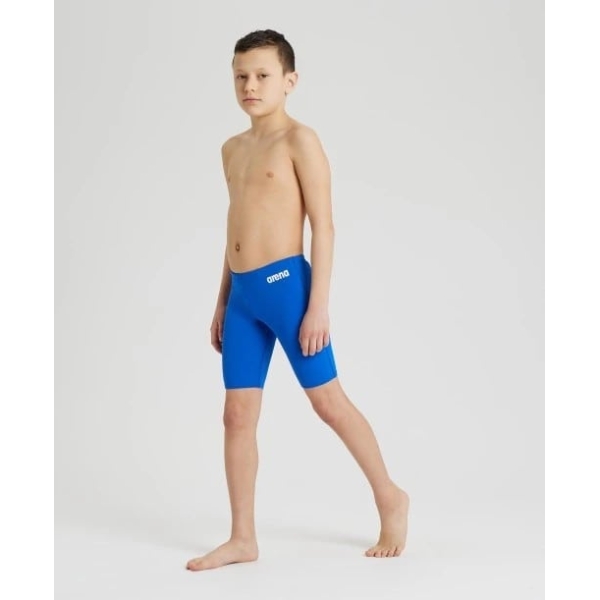 004772-720 ii Apoie a paixão do seu filho pelos desportos aquáticos com o Fato de Banho Menino Arena Team Swim Solid, concebido para resistir a longas horas na piscina. O Fato de Banho Menino Arena Team Swim Solid é feito com um tecido produzido de forma responsável, oferecendo resistência superior ao cloro para manter a aparência de novo por mais tempo. Equipado com um cordão interno e forro frontal, este modelo sólido apresenta o nosso nome impresso em branco nítido na lateral.