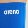Apoie a paixão do seu filho pelos desportos aquáticos com o Fato de Banho Menino Arena Team Swim Solid, concebido para resistir a longas horas na piscina. O Fato de Banho Menino Arena Team Swim Solid é feito com um tecido produzido de forma responsável, oferecendo resistência superior ao cloro para manter a aparência de novo por mais tempo. Equipado com um cordão interno e forro frontal, este modelo sólido apresenta o nosso nome impresso em branco nítido na lateral.
