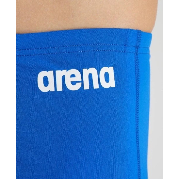 004772-720 iii Apoie a paixão do seu filho pelos desportos aquáticos com o Fato de Banho Menino Arena Team Swim Solid, concebido para resistir a longas horas na piscina. O Fato de Banho Menino Arena Team Swim Solid é feito com um tecido produzido de forma responsável, oferecendo resistência superior ao cloro para manter a aparência de novo por mais tempo. Equipado com um cordão interno e forro frontal, este modelo sólido apresenta o nosso nome impresso em branco nítido na lateral.