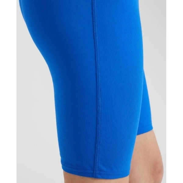 004772-720 iv Apoie a paixão do seu filho pelos desportos aquáticos com o Fato de Banho Menino Arena Team Swim Solid, concebido para resistir a longas horas na piscina. O Fato de Banho Menino Arena Team Swim Solid é feito com um tecido produzido de forma responsável, oferecendo resistência superior ao cloro para manter a aparência de novo por mais tempo. Equipado com um cordão interno e forro frontal, este modelo sólido apresenta o nosso nome impresso em branco nítido na lateral.
