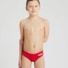 Costas, mariposa, bruços ou crawl, seja qual for o seu estilo de natação, nade no seu melhor com o nosso Fato de Banho Menino Arena Team Swim Brief Solid. Estes calções de banho para rapazes apresentam um design clássico e minimalista, garantindo total liberdade de movimentos na água e um ajuste personalizado graças ao cordão interno. Fabricados com um tecido que contém 50% de fibras recicladas e desenvolvidos para oferecer a máxima resistência ao cloro, são a escolha ideal para os treinos na piscina.