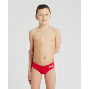 Costas, mariposa, bruços ou crawl, seja qual for o seu estilo de natação, nade no seu melhor com o nosso Fato de Banho Menino Arena Team Swim Brief Solid. Estes calções de banho para rapazes apresentam um design clássico e minimalista, garantindo total liberdade de movimentos na água e um ajuste personalizado graças ao cordão interno. Fabricados com um tecido que contém 50% de fibras recicladas e desenvolvidos para oferecer a máxima resistência ao cloro, são a escolha ideal para os treinos na piscina.