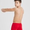 O Fato de Banho Menino Arena Team Swim Short Solid é um fato de banho desportivo para rapazes, inspirados nos equipamentos que criamos para federações de natação e atletas de elite. Medem 22 centímetros de lado e têm um formato quadrado moderno. Com um design simples em cor sólida e o nosso nome na cintura, estes calções de banho são feitos de um tecido produzido de forma responsável, oferecendo resistência superior ao cloro. Uma escolha inteligente para treinos competitivos.