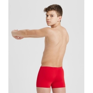 O Fato de Banho Menino Arena Team Swim Short Solid é um fato de banho desportivo para rapazes, inspirados nos equipamentos que criamos para federações de natação e atletas de elite. Medem 22 centímetros de lado e têm um formato quadrado moderno. Com um design simples em cor sólida e o nosso nome na cintura, estes calções de banho são feitos de um tecido produzido de forma responsável, oferecendo resistência superior ao cloro. Uma escolha inteligente para treinos competitivos.