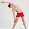 O Fato de Banho Menino Arena Team Swim Short Solid é um fato de banho desportivo para rapazes, inspirados nos equipamentos que criamos para federações de natação e atletas de elite. Medem 22 centímetros de lado e têm um formato quadrado moderno. Com um design simples em cor sólida e o nosso nome na cintura, estes calções de banho são feitos de um tecido produzido de forma responsável, oferecendo resistência superior ao cloro. Uma escolha inteligente para treinos competitivos.