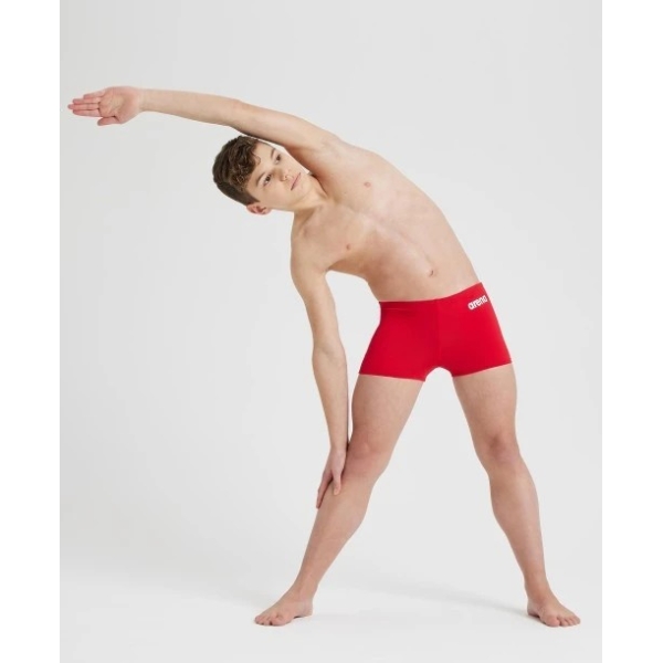 004777-450 ii O Fato de Banho Menino Arena Team Swim Short Solid é um fato de banho desportivo para rapazes, inspirados nos equipamentos que criamos para federações de natação e atletas de elite. Medem 22 centímetros de lado e têm um formato quadrado moderno. Com um design simples em cor sólida e o nosso nome na cintura, estes calções de banho são feitos de um tecido produzido de forma responsável, oferecendo resistência superior ao cloro. Uma escolha inteligente para treinos competitivos.