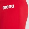 O Fato de Banho Menino Arena Team Swim Short Solid é um fato de banho desportivo para rapazes, inspirados nos equipamentos que criamos para federações de natação e atletas de elite. Medem 22 centímetros de lado e têm um formato quadrado moderno. Com um design simples em cor sólida e o nosso nome na cintura, estes calções de banho são feitos de um tecido produzido de forma responsável, oferecendo resistência superior ao cloro. Uma escolha inteligente para treinos competitivos.