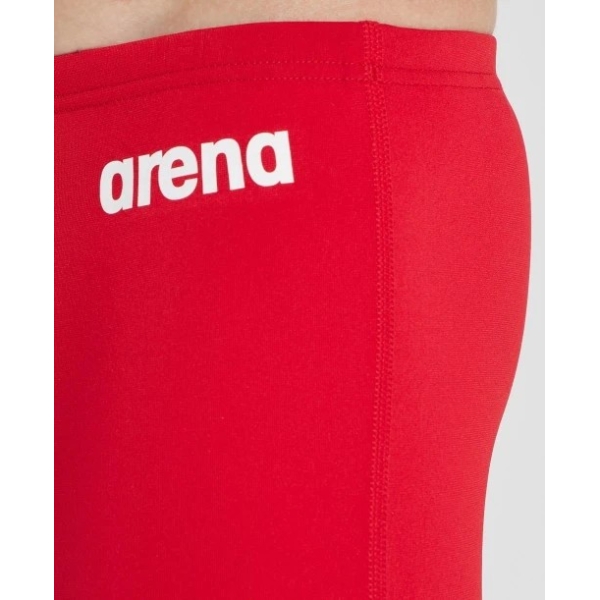 004777-450 iv O Fato de Banho Menino Arena Team Swim Short Solid é um fato de banho desportivo para rapazes, inspirados nos equipamentos que criamos para federações de natação e atletas de elite. Medem 22 centímetros de lado e têm um formato quadrado moderno. Com um design simples em cor sólida e o nosso nome na cintura, estes calções de banho são feitos de um tecido produzido de forma responsável, oferecendo resistência superior ao cloro. Uma escolha inteligente para treinos competitivos.