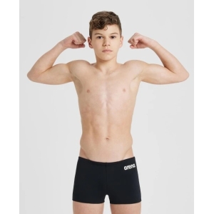 O Fato de Banho Menino Arena Team Swim Short Solid é um fato de banho desportivo para rapazes, inspirados nos equipamentos que criamos para federações de natação e atletas de elite. Medem 22 centímetros de lado e têm um formato quadrado moderno. Com um design simples em cor sólida e o nosso nome na cintura, estes calções de banho são feitos de um tecido produzido de forma responsável, oferecendo resistência superior ao cloro. Uma escolha inteligente para treinos competitivos.