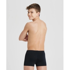 O Fato de Banho Menino Arena Team Swim Short Solid é um fato de banho desportivo para rapazes, inspirados nos equipamentos que criamos para federações de natação e atletas de elite. Medem 22 centímetros de lado e têm um formato quadrado moderno. Com um design simples em cor sólida e o nosso nome na cintura, estes calções de banho são feitos de um tecido produzido de forma responsável, oferecendo resistência superior ao cloro. Uma escolha inteligente para treinos competitivos.