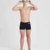 O Fato de Banho Menino Arena Team Swim Short Solid é um fato de banho desportivo para rapazes, inspirados nos equipamentos que criamos para federações de natação e atletas de elite. Medem 22 centímetros de lado e têm um formato quadrado moderno. Com um design simples em cor sólida e o nosso nome na cintura, estes calções de banho são feitos de um tecido produzido de forma responsável, oferecendo resistência superior ao cloro. Uma escolha inteligente para treinos competitivos.