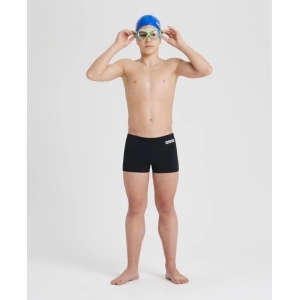O Fato de Banho Menino Arena Team Swim Short Solid é um fato de banho desportivo para rapazes, inspirados nos equipamentos que criamos para federações de natação e atletas de elite. Medem 22 centímetros de lado e têm um formato quadrado moderno. Com um design simples em cor sólida e o nosso nome na cintura, estes calções de banho são feitos de um tecido produzido de forma responsável, oferecendo resistência superior ao cloro. Uma escolha inteligente para treinos competitivos.