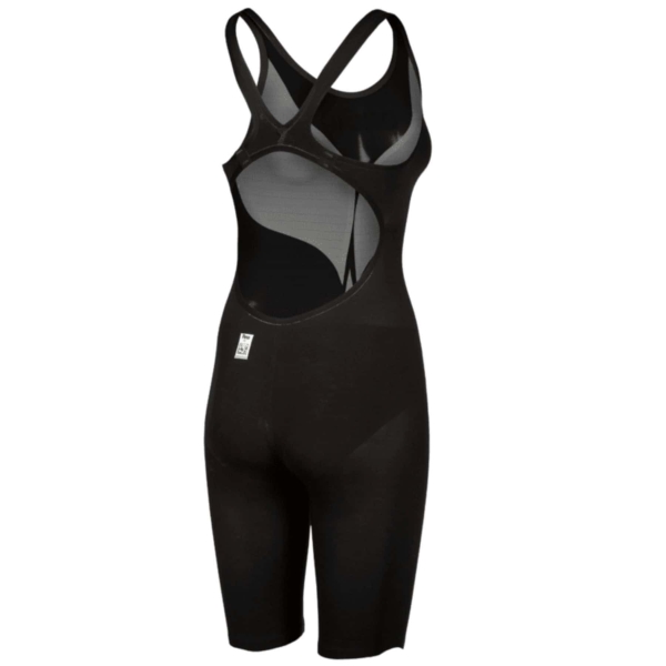 1128-553_2 O Fato de Banho Mulher Arena Powerskin Carbon Air2 Aprovado World Aquatics é o mais leve da série Carbon, oferecendo suporte hidrodinâmico para nadadoras competitivas. O design técnico do fato é feito de uma única peça de tecido, reduzindo a pressão na zona da anca e proporcionando uma sensação de segunda pele para máximo conforto. A ausência de múltiplas costuras facilita vestir e despir o fato antes e depois das provas, tornando-o mais prático do que outros fatos técnicos. A tecnologia Carbon Band, durável e leve, proporciona uma compressão suave que ajuda a estabilizar e ativar os principais grupos musculares, sem comprometer o conforto e a flexibilidade. O forro interno reduz a pressão na zona do peito, permitindo uma maior amplitude de movimento, enquanto o design de costas abertas melhora ainda mais a mobilidade. Aprovado pela World Aquatics.