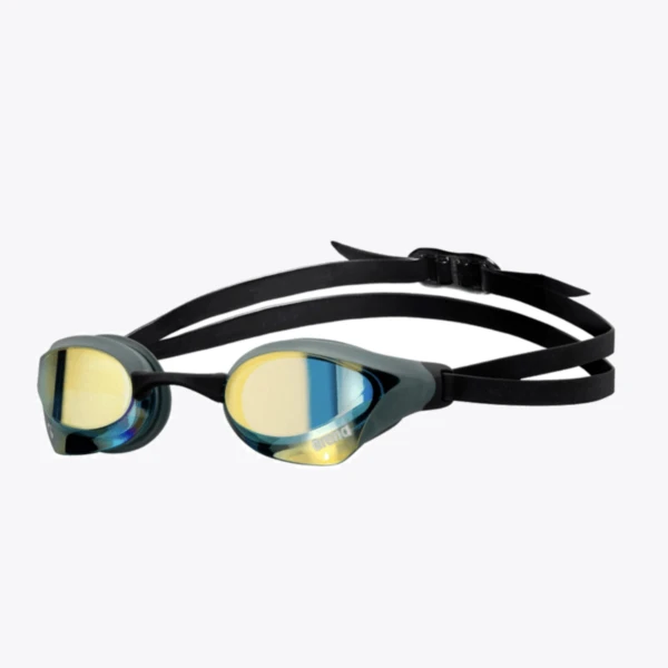 O design futurista não é a única razão para adorar os novos Óculos de Natação Cobra Core Swipe Aprovado World Aquatics, agora aprovados pela FINA. A sua tecnologia anti-embaciamento dura 10 vezes mais e, quando necessário, basta um simples toque para restaurar a visão nítida.