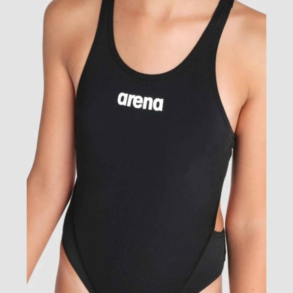 004764-550 iii Atletas de desportos aquáticos e federações de natação confiam em nós para equipamentos oficiais de competição. Aplicamos o mesmo cuidado e inovação na criação de fatos de banho para nadadores de todas as idades e níveis. Feito de um tecido altamente resistente, o Fato de Banho Menina Arena Team Swim Tech Solid faz qualquer jovem campeão sentir-se um verdadeiro profissional. Com painéis elegantes, costas abertas e alças largas em estilo racerback, este modelo é finalizado com o nosso nome em branco e está disponível numa gama de cores clássicas.