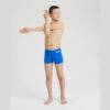 O Fato de Banho Menino Arena Team Swim Short Solid é um fato de banho desportivo para rapazes, inspirados nos equipamentos que criamos para federações de natação e atletas de elite. Medem 22 centímetros de lado e têm um formato quadrado moderno. Com um design simples em cor sólida e o nosso nome na cintura, estes calções de banho são feitos de um tecido produzido de forma responsável, oferecendo resistência superior ao cloro. Uma escolha inteligente para treinos competitivos.