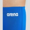 O Fato de Banho Menino Arena Team Swim Short Solid é um fato de banho desportivo para rapazes, inspirados nos equipamentos que criamos para federações de natação e atletas de elite. Medem 22 centímetros de lado e têm um formato quadrado moderno. Com um design simples em cor sólida e o nosso nome na cintura, estes calções de banho são feitos de um tecido produzido de forma responsável, oferecendo resistência superior ao cloro. Uma escolha inteligente para treinos competitivos.