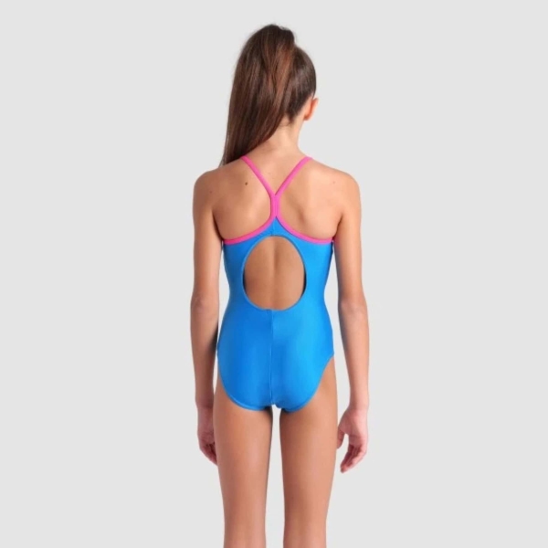 005919-860 i A tua pequena sereia vai adorar o nosso Fato de Banho Menina Arena Light Drop Solid! Feito com um tecido incrivelmente suave, este fato de banho é uma verdadeira bênção para a pele delicada das crianças. Com cores irresistíveis, alças finas em contraste e um adorável recorte nas costas, este modelo é perfeito tanto para a natação recreativa como para as aulas de natação.