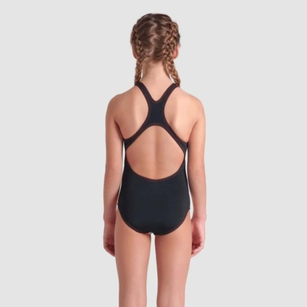 007918-350 i Dá um toque de criatividade artística aos treinos de piscina com o nosso Fato de Banho Menina Arena Palette Swim Pro Back! Vibrante e cheio de personalidade, este fato de banho de uma peça apresenta riscas coloridas, alças de suporte, costas abertas e um ajuste impecável. Disponível em duas combinações de cores e fabricado com o nosso tecido MaxLife Eco, altamente resistente ao cloro e de secagem rápida, é uma opção divertida e durável para qualquer sessão de natação.