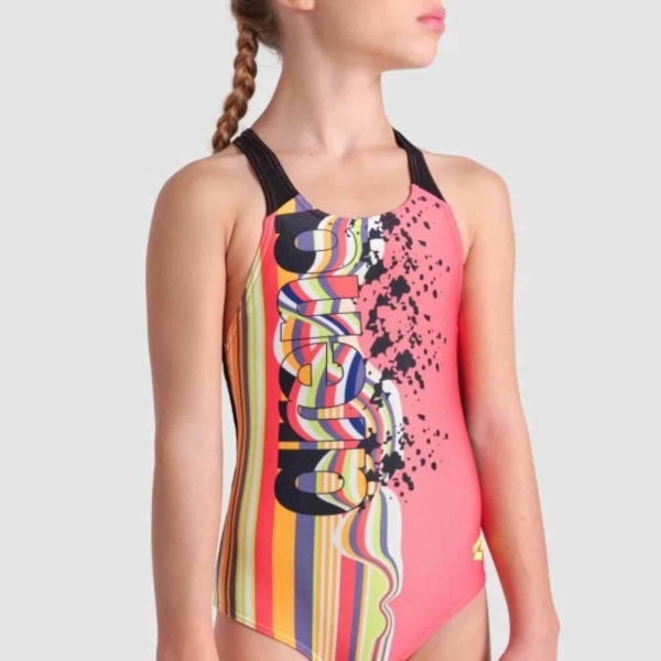 007918-350 iii Dá um toque de criatividade artística aos treinos de piscina com o nosso Fato de Banho Menina Arena Palette Swim Pro Back! Vibrante e cheio de personalidade, este fato de banho de uma peça apresenta riscas coloridas, alças de suporte, costas abertas e um ajuste impecável. Disponível em duas combinações de cores e fabricado com o nosso tecido MaxLife Eco, altamente resistente ao cloro e de secagem rápida, é uma opção divertida e durável para qualquer sessão de natação.