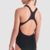 Dá um toque de criatividade artística aos treinos de piscina com o nosso Fato de Banho Menina Arena Palette Swim Pro Back! Vibrante e cheio de personalidade, este fato de banho de uma peça apresenta riscas coloridas, alças de suporte, costas abertas e um ajuste impecável. Disponível em duas combinações de cores e fabricado com o nosso tecido MaxLife Eco, altamente resistente ao cloro e de secagem rápida, é uma opção divertida e durável para qualquer sessão de natação.