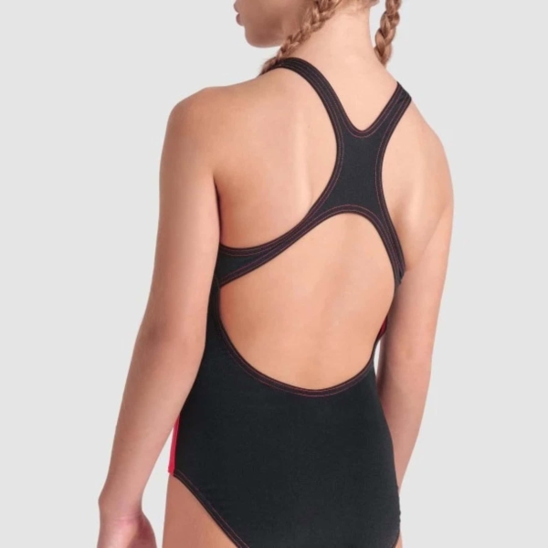 007918-350 iv Dá um toque de criatividade artística aos treinos de piscina com o nosso Fato de Banho Menina Arena Palette Swim Pro Back! Vibrante e cheio de personalidade, este fato de banho de uma peça apresenta riscas coloridas, alças de suporte, costas abertas e um ajuste impecável. Disponível em duas combinações de cores e fabricado com o nosso tecido MaxLife Eco, altamente resistente ao cloro e de secagem rápida, é uma opção divertida e durável para qualquer sessão de natação.