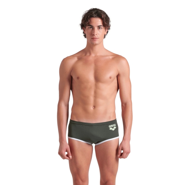 Apresentamos a Sunga de Banho Homem Arena One Biglogo para homem, uma combinação perfeita de design inovador e elegância desportiva. Fabricado a partir de uma única peça de tecido, este fato de banho conta com apenas uma costura na parte de trás, reduzindo o arrasto e aumentando o conforto. Os detalhes contrastantes e o logótipo ousado conferem um toque desportivo marcante a este modelo distinto. Ideal para natação intensiva e treinos competitivos.