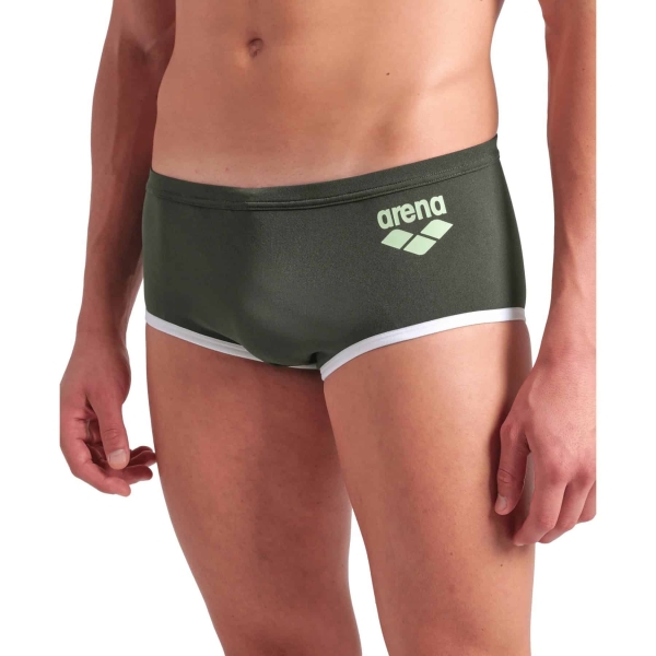008549-611 ii Apresentamos a Sunga de Banho Homem Arena One Biglogo para homem, uma combinação perfeita de design inovador e elegância desportiva. Fabricado a partir de uma única peça de tecido, este fato de banho conta com apenas uma costura na parte de trás, reduzindo o arrasto e aumentando o conforto. Os detalhes contrastantes e o logótipo ousado conferem um toque desportivo marcante a este modelo distinto. Ideal para natação intensiva e treinos competitivos.