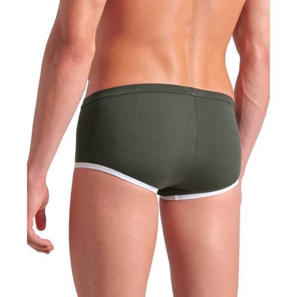008549-611 iii Apresentamos a Sunga de Banho Homem Arena One Biglogo para homem, uma combinação perfeita de design inovador e elegância desportiva. Fabricado a partir de uma única peça de tecido, este fato de banho conta com apenas uma costura na parte de trás, reduzindo o arrasto e aumentando o conforto. Os detalhes contrastantes e o logótipo ousado conferem um toque desportivo marcante a este modelo distinto. Ideal para natação intensiva e treinos competitivos.