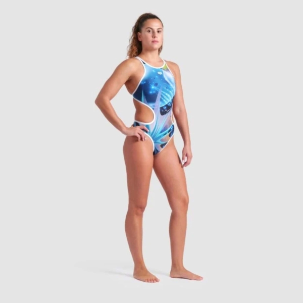 008835-150 ii Supere os seus limites com um fato de banho feito para campeãs. O Fato de Banho Mulher Arena One Print Tech Back é uma verdadeira obra-prima de design e funcionalidade. O seu padrão futurista e os detalhes contrastantes em branco realçam a silhueta elegante, enquanto a construção de peça única garante um ajuste perfeito. Fabricado com o nosso tecido mais durável e resistente ao cloro, este fato de banho é ideal para os desafios exigentes da natação competitiva.