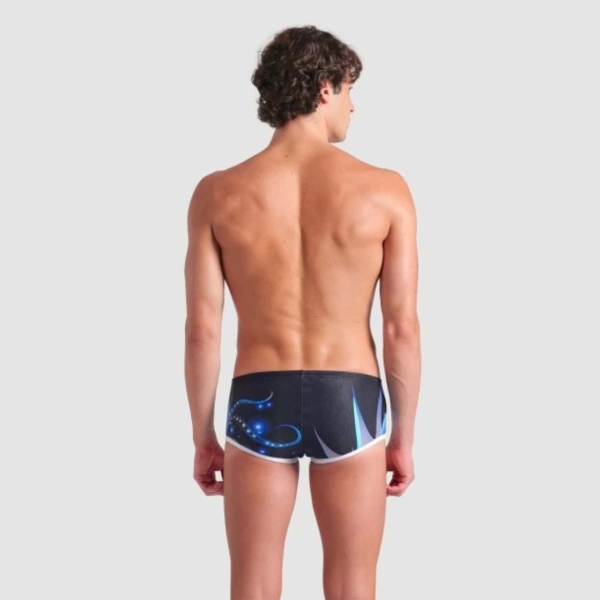 008836-550 i Entra no futuro da natação com a Sunga de Banho Homem Arena One Print. Com um estampado marcante e detalhes contrastantes em branco, este design inovador é feito a partir de uma única peça de tecido com apenas uma costura, proporcionando uma sensação de segunda pele e um conforto incomparável. Ideal para treinos competitivos e natação frequente, a sua construção especial maximiza a hidrodinâmica.